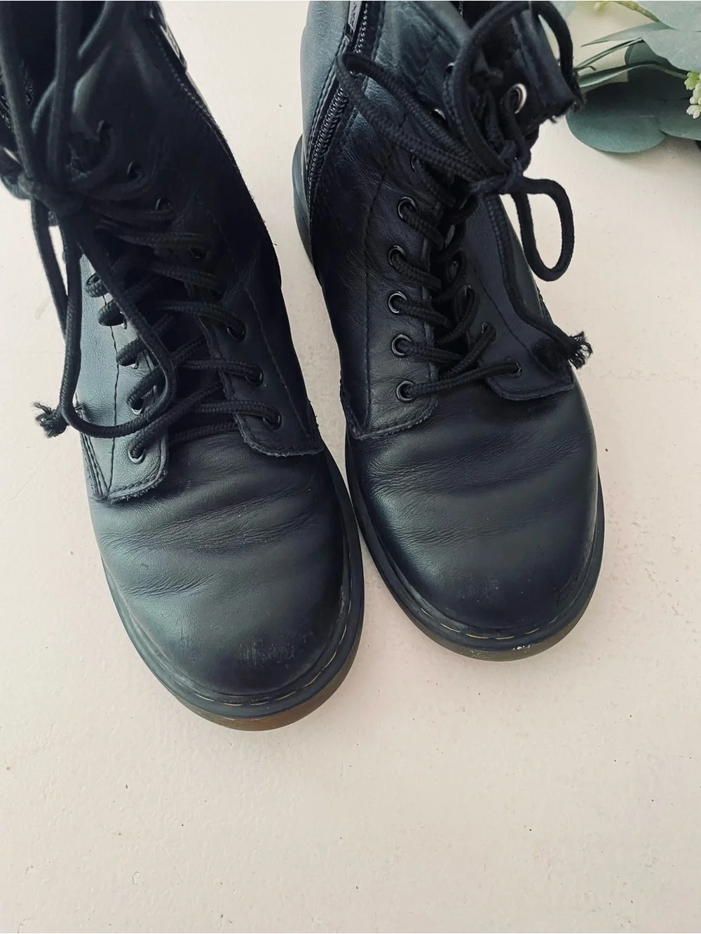 Dr. Martens Doc 8 Eye Juniors Combat Boots